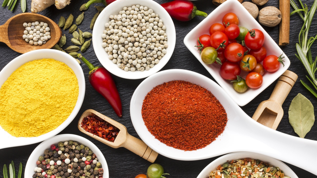 Специи на столе с помидорами и сладким перцем