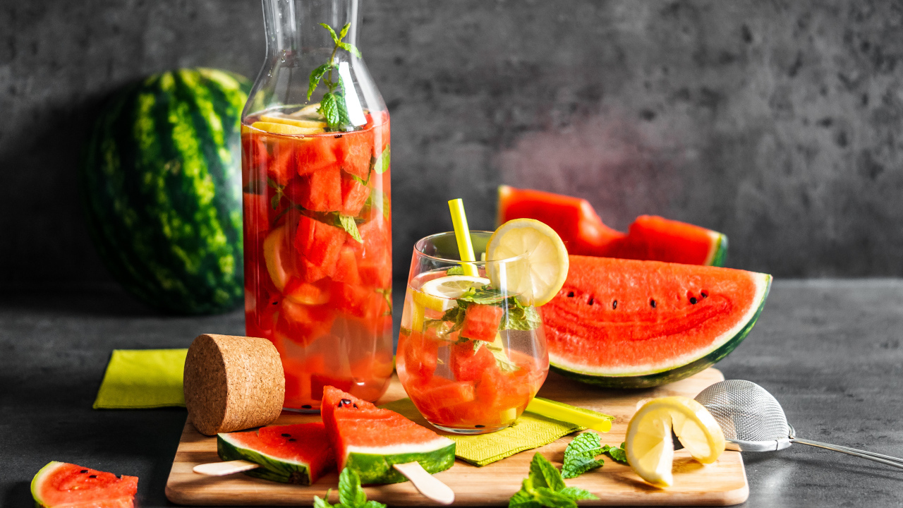 Вкусный напиток на столе с кусочками арбуза 