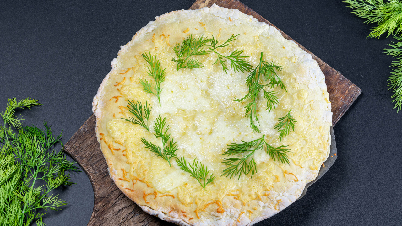 Тонкие блинчики с укропом на доске 