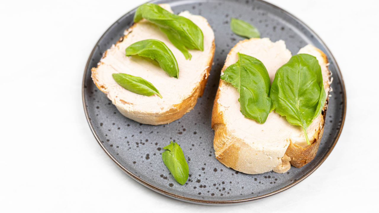 Два бутерброда с листьями базилика 