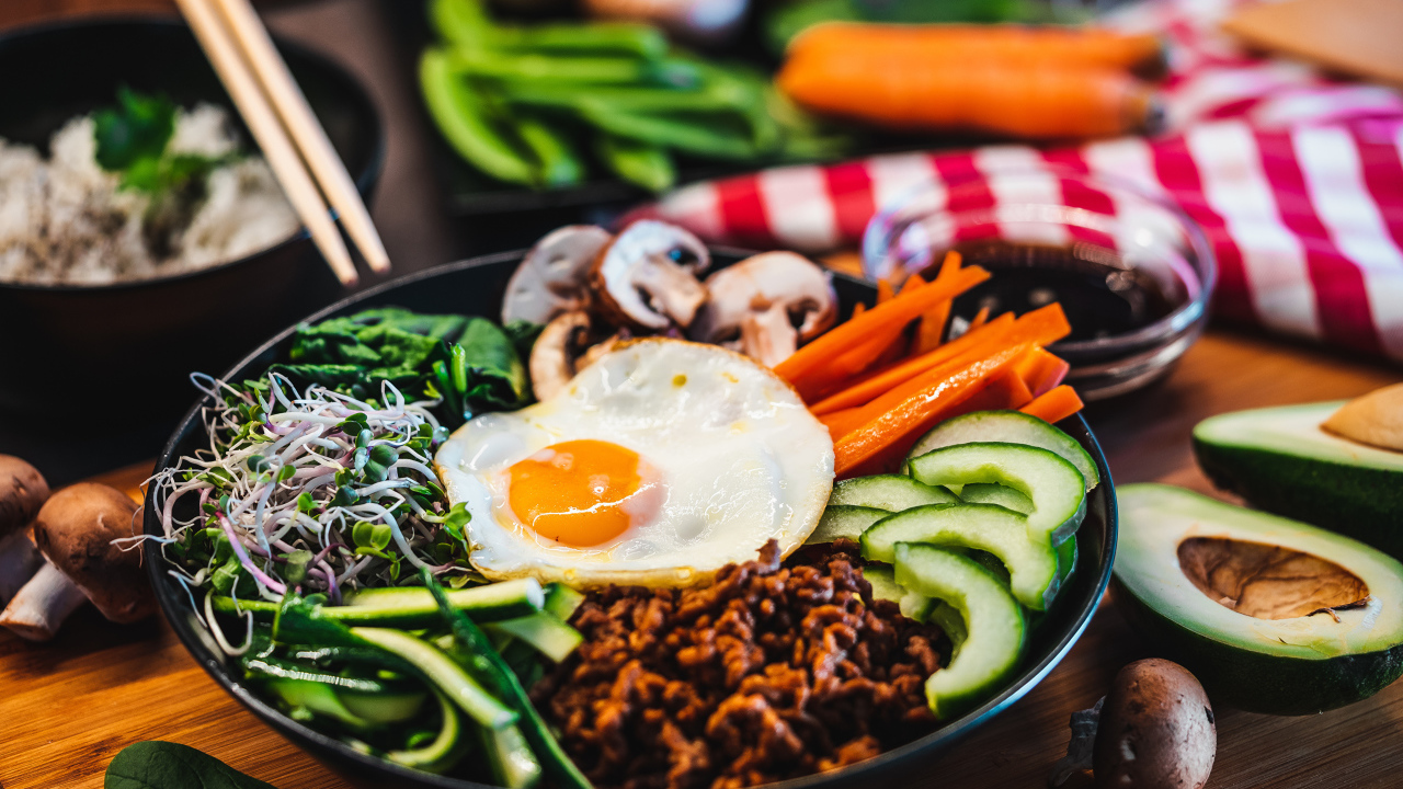 Вегетарианский завтрак на столе с овощами