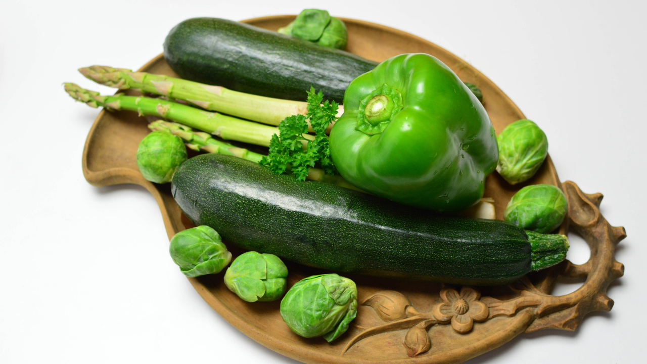 Кабачки, перец, капуста и спаржа на белом фоне