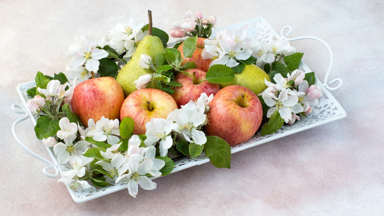 Яблоки и груши на тарелке с цветами яблони 