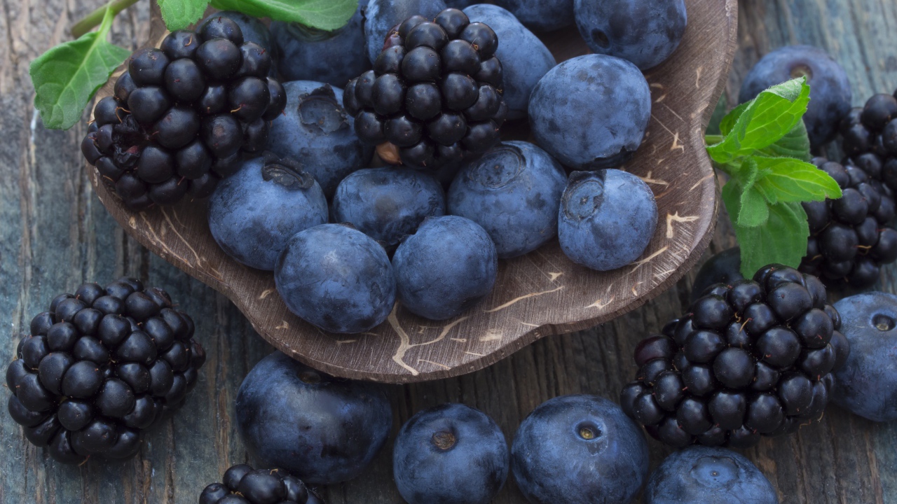 Ягоды черники и ежевики на столе 