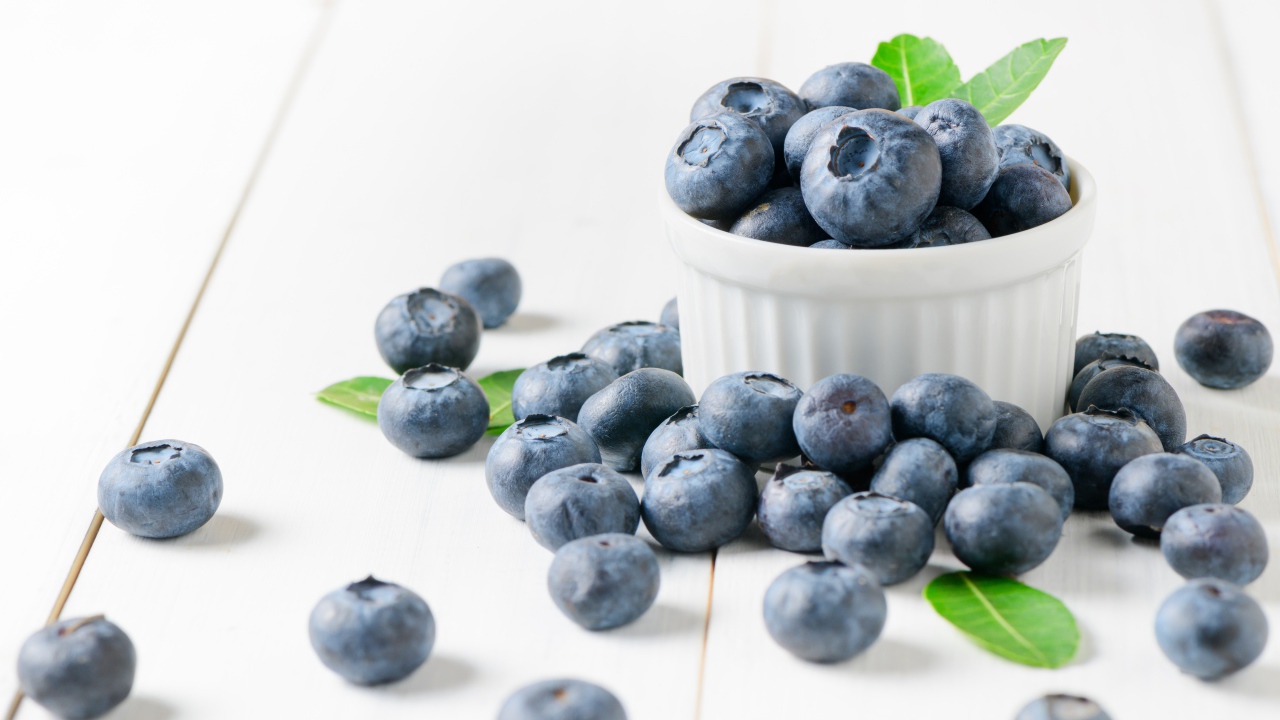 Ягоды черники на белом столе 