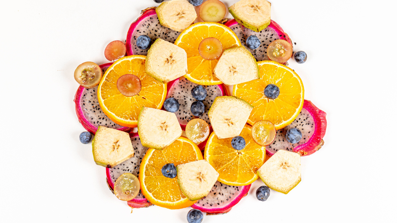 Цитрусовые фрукты с ягодами на белом фоне
