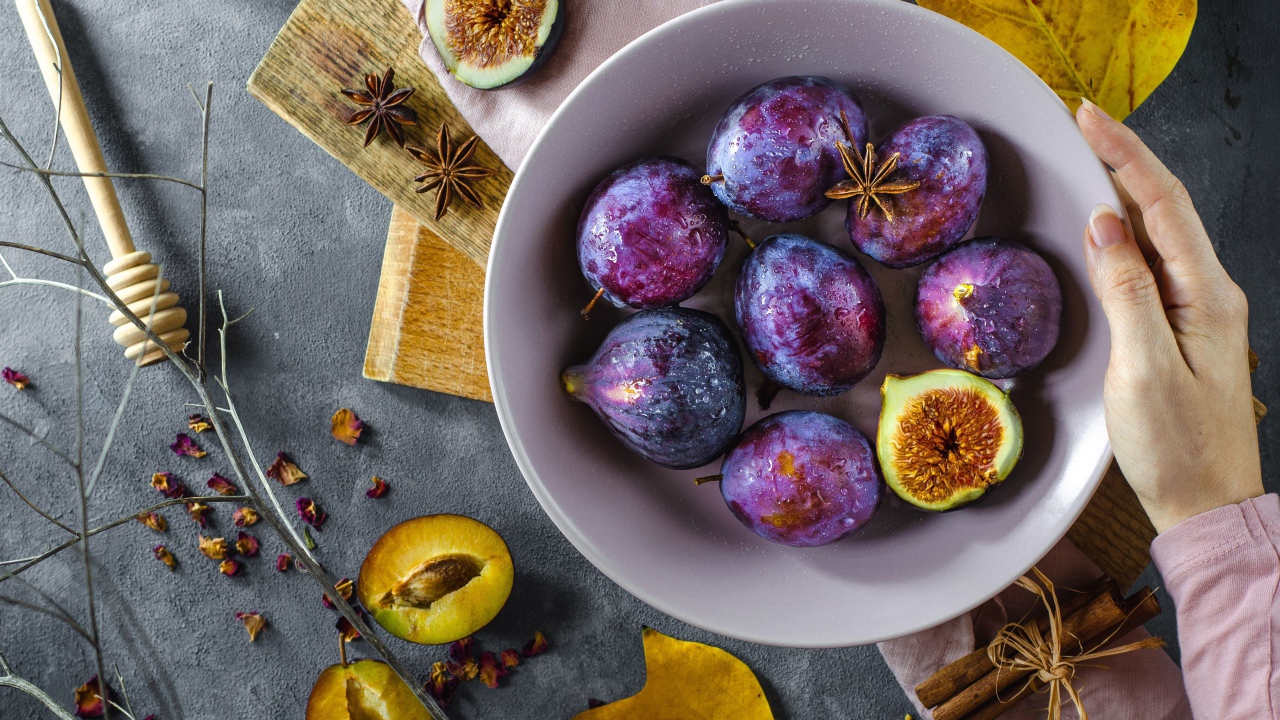 Инжир в миске с синими сливами