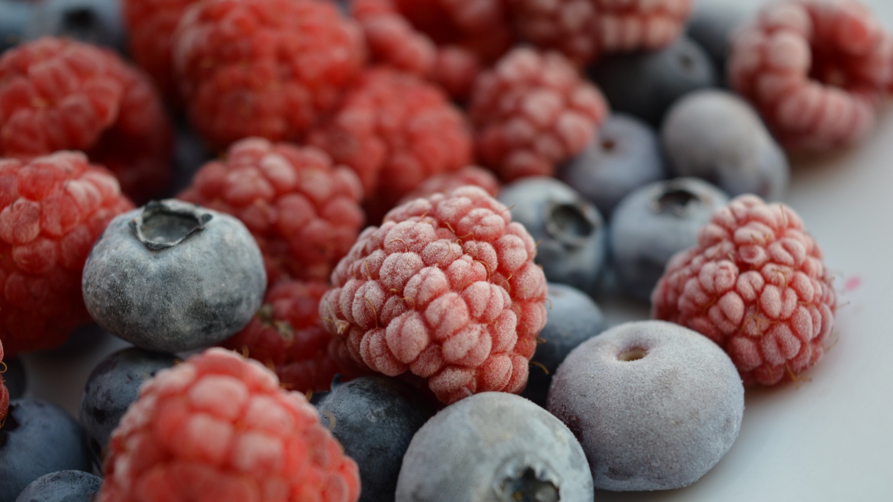 Замороженные ягоды черники и малины на столе