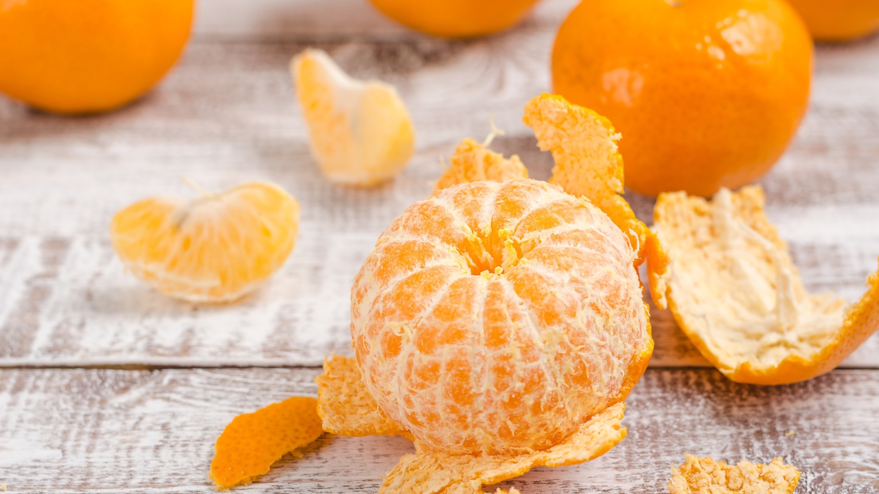 Очищенный мандарин на деревянном столе 