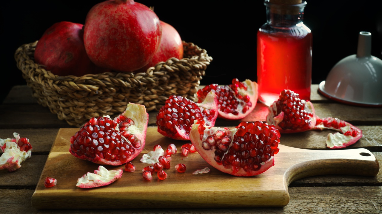 Плоды граната на столе с соком 