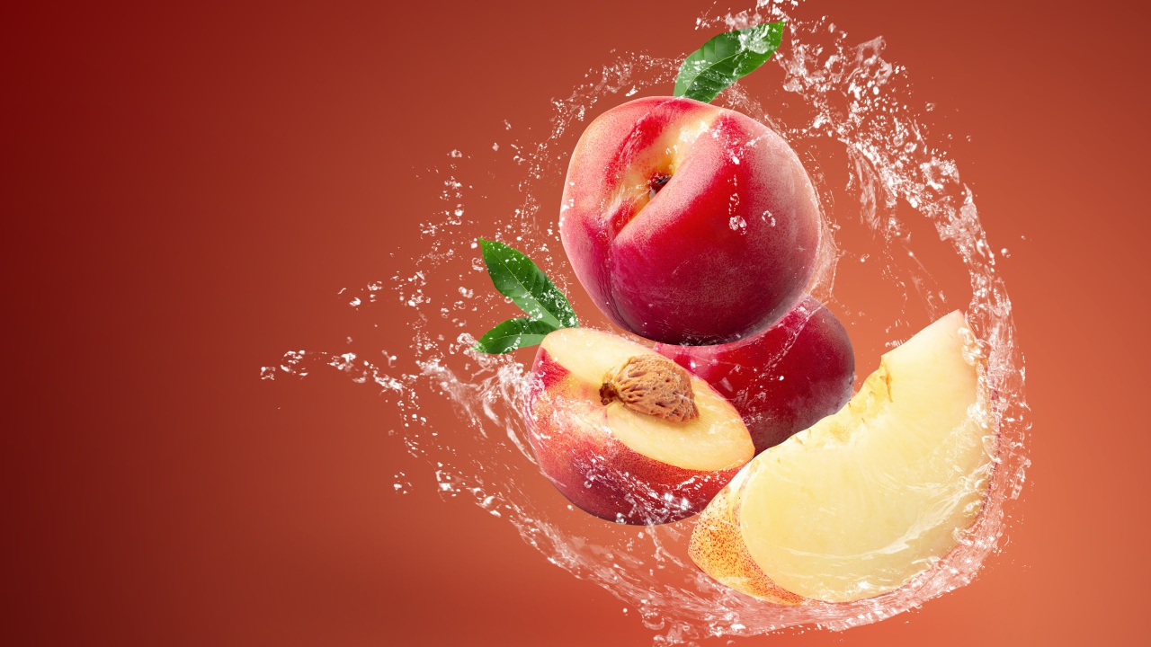 Красные плоды нектарина в воде на коричневом фоне