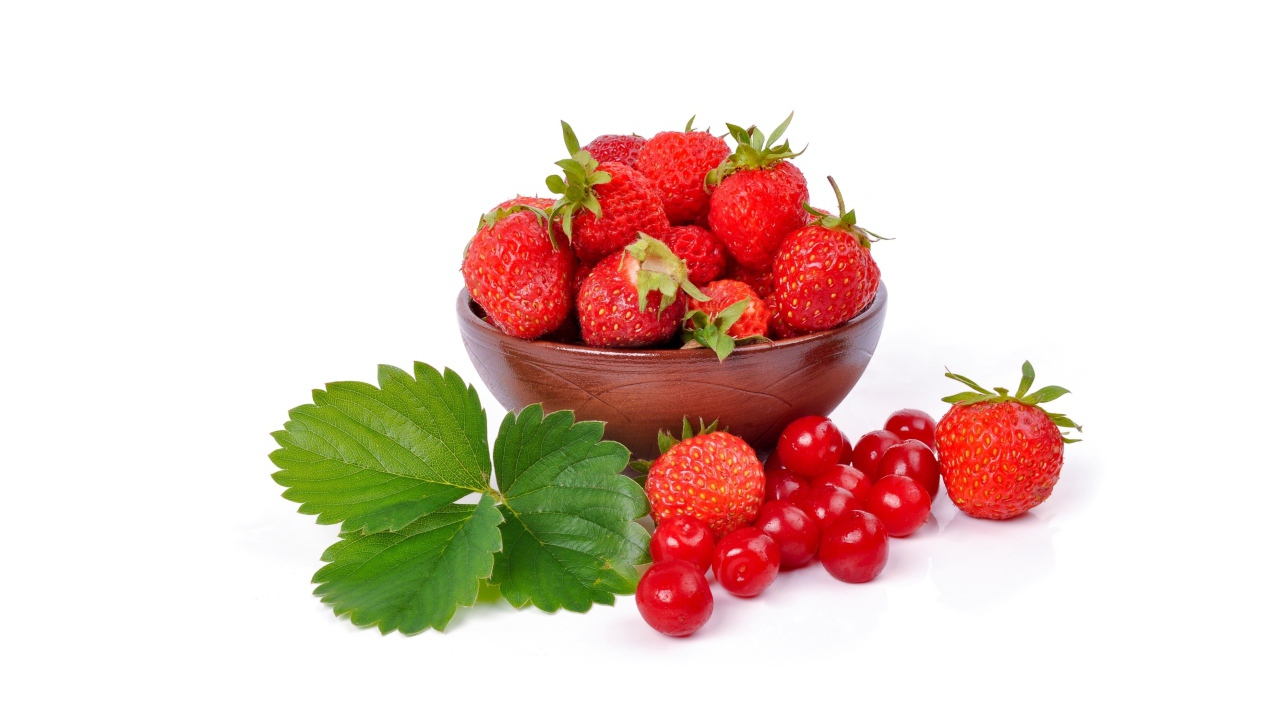 Красная клубника на белом фоне с ягодами китайской вишни 
