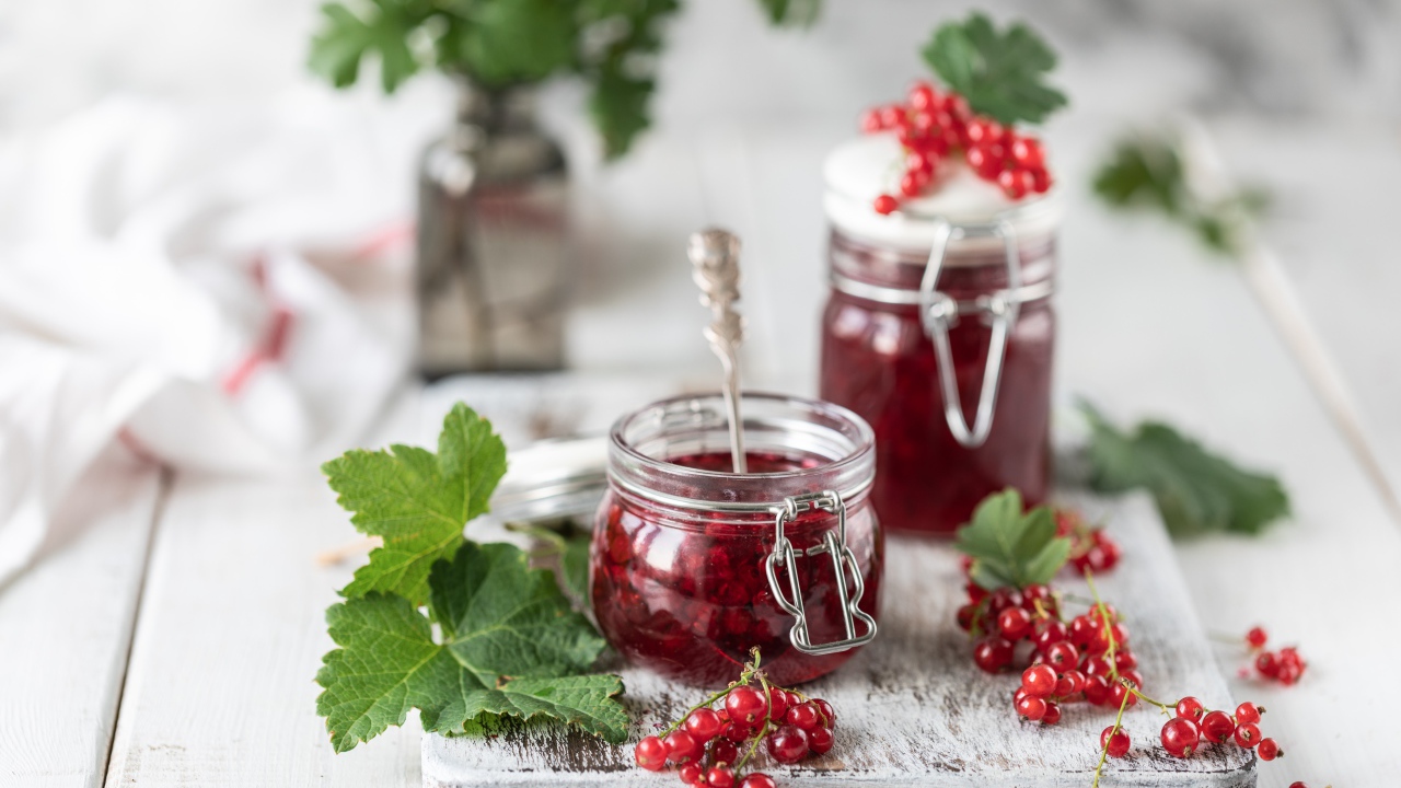 Варенье из красной смородины на столе со свежими ягодами