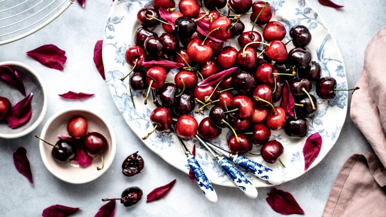 Спелые сладкие ягоды черешни на столе 