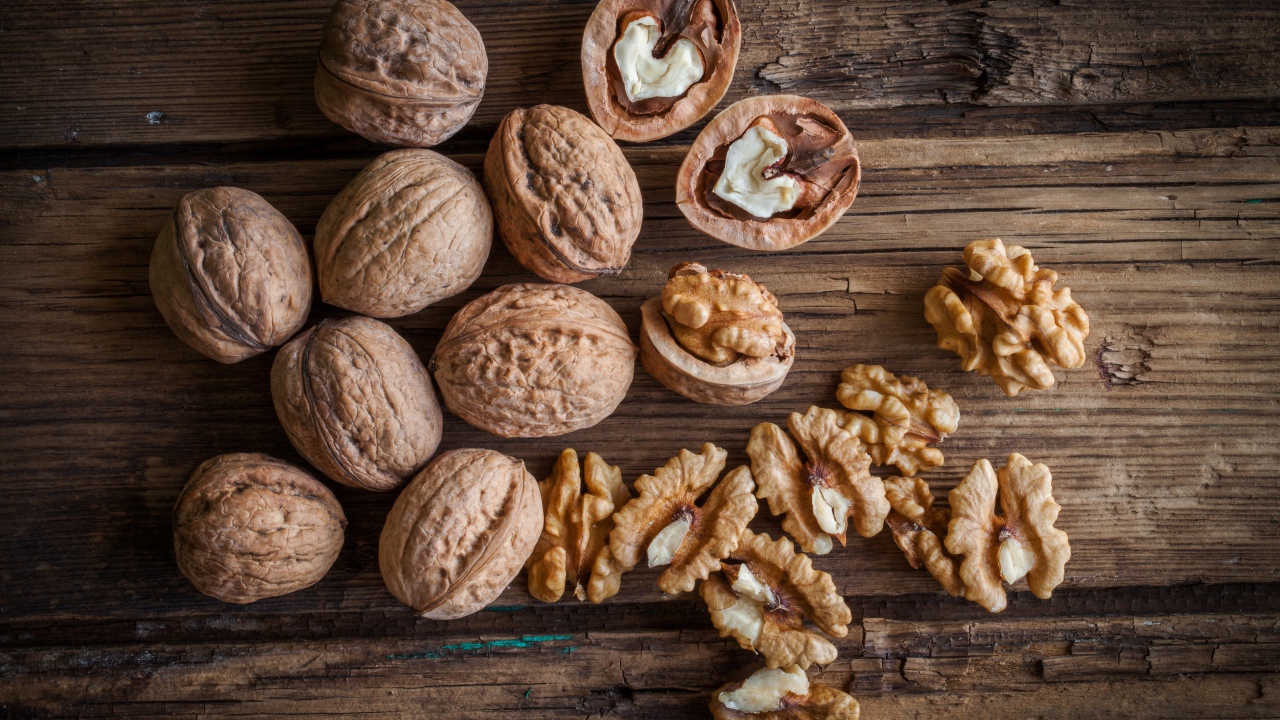 Грецкие орехи на деревянном столе 