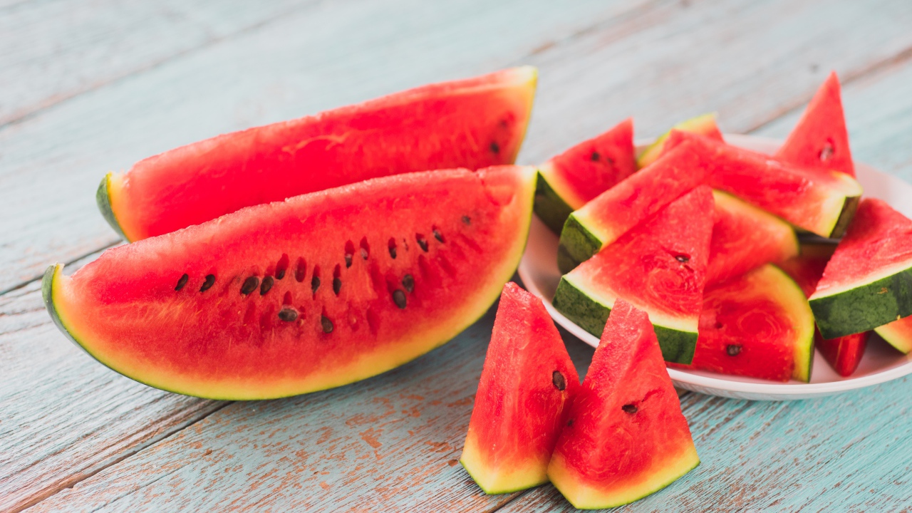 Арбуз нарезан кусками на столе 