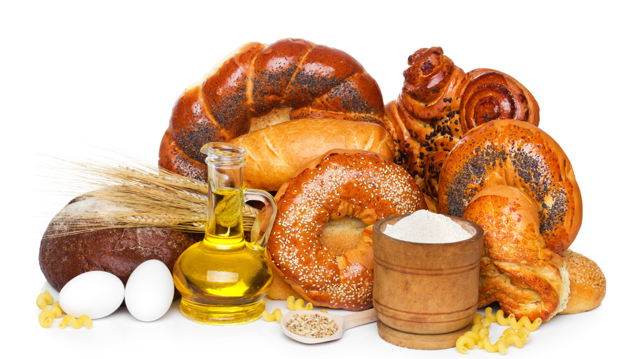 Свежая выпечка с мукой, маслом и яйцами на белом фоне