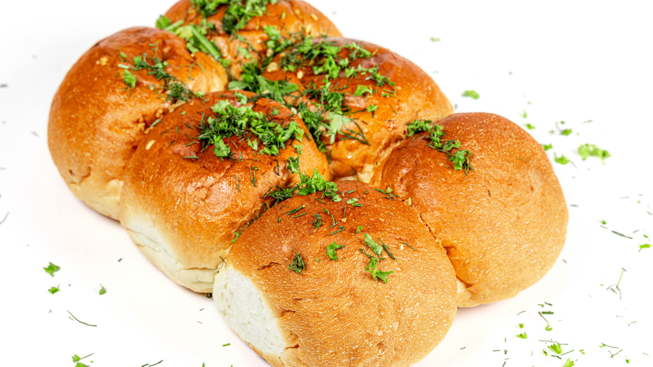 Чесночные булочки с зеленью на белом фоне