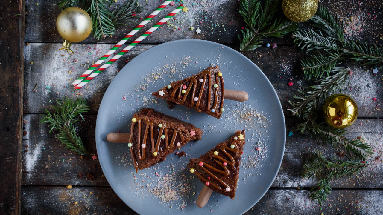 Аппетитное шоколадное пирожное на новый год 