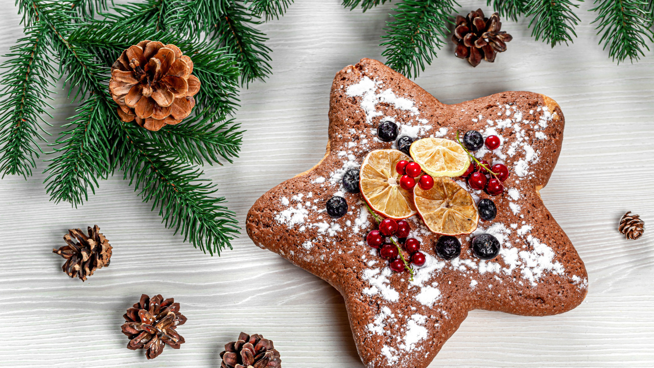 Аппетитный рождественский кекс в форме звезды с еловой веткой и шишками