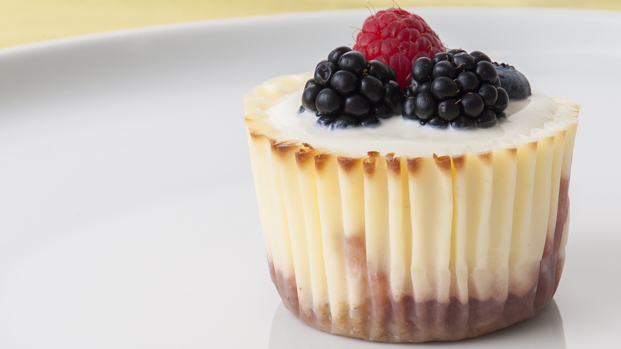 Аппетитный десерт с ягодами черники и малины 