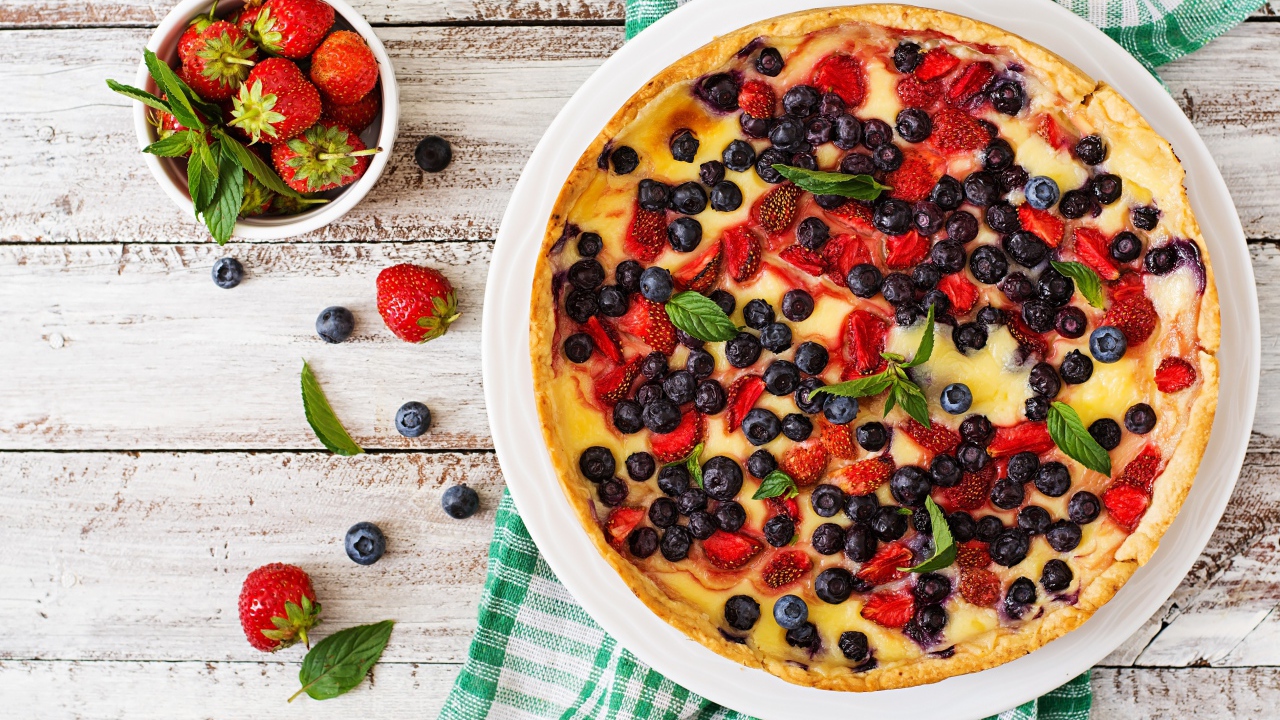 Аппетитный песочный пирог с ягодами клубники и черники 