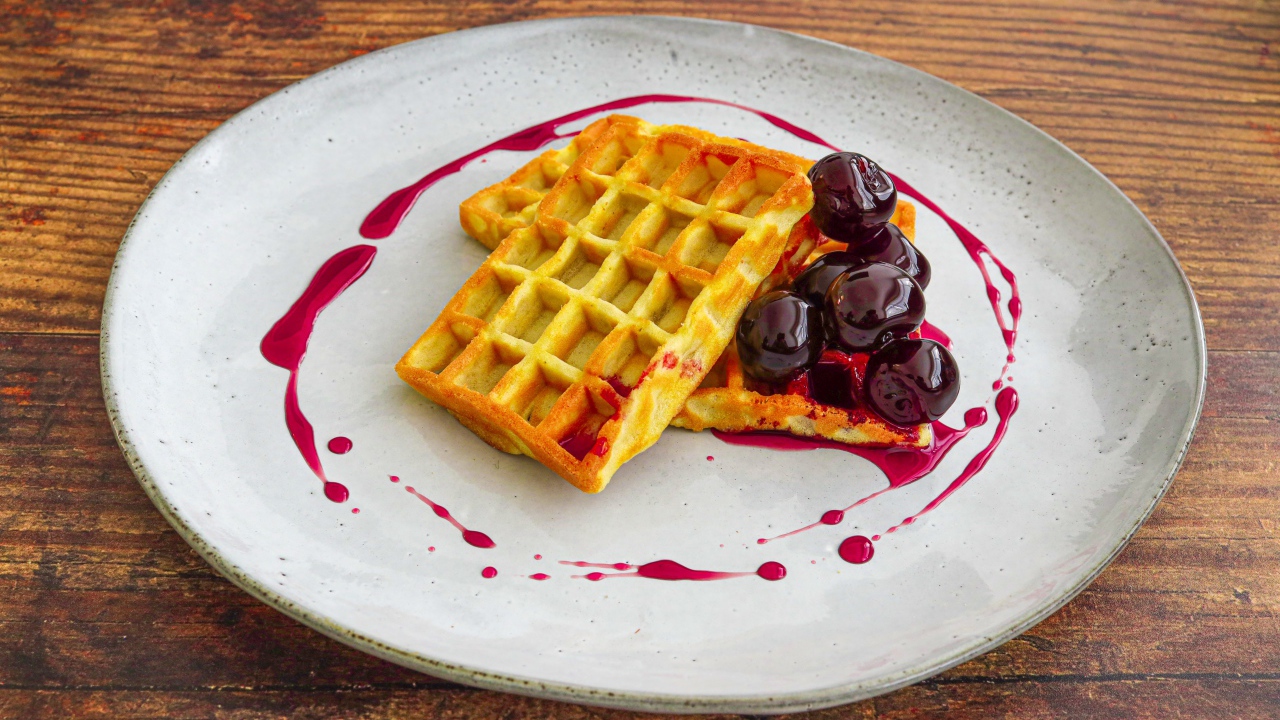 Аппетитные сладкие вафли с вишневым вареньем 