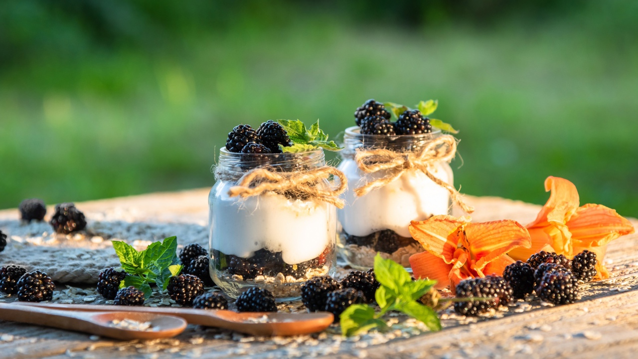 Ягоды ежевики в банках с йогуртом 