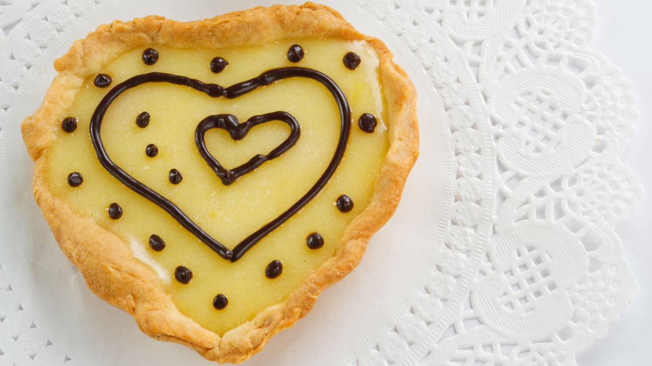 Пирожное с лимонным кремом и шоколадом на столе 