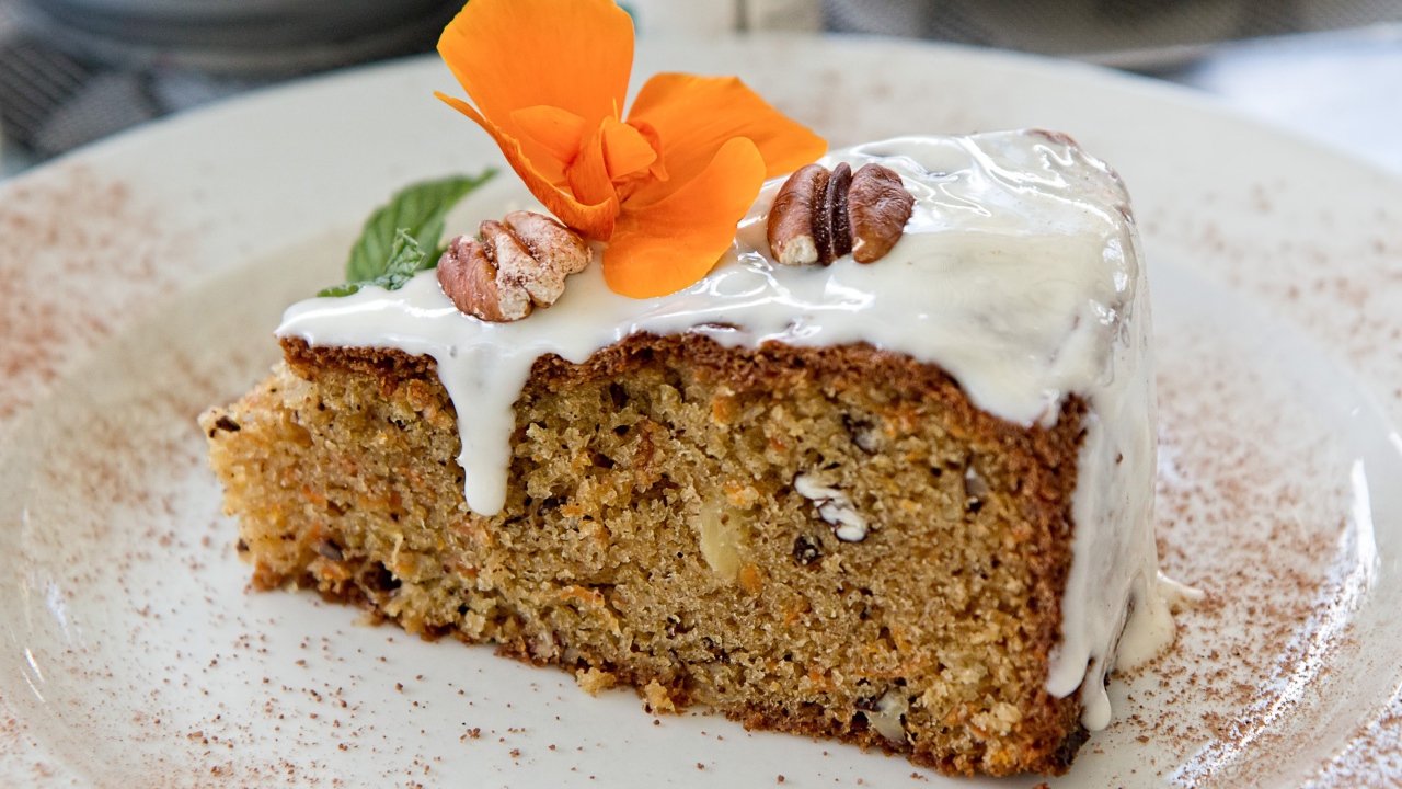 Морковный торт с орехами на тарелке 