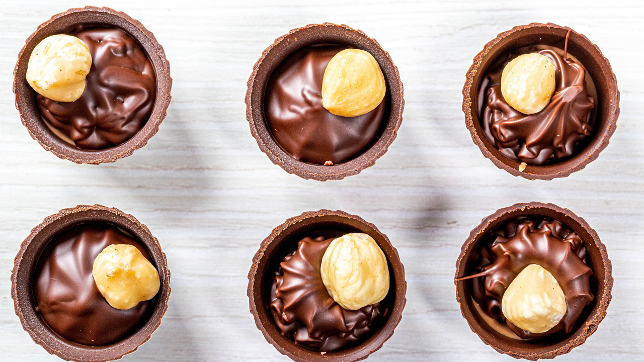 Шоколадные конфеты с фундуком на столе