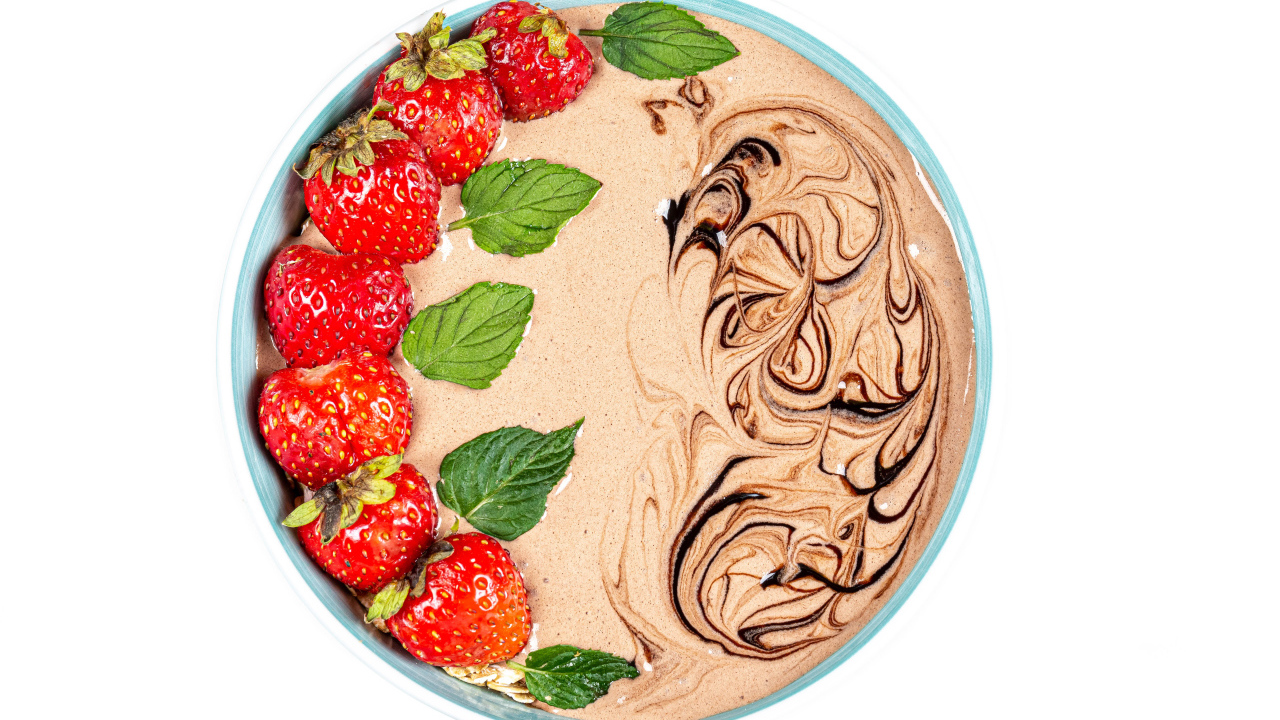 Шоколадный десерт с ягодами клубники на белом фоне