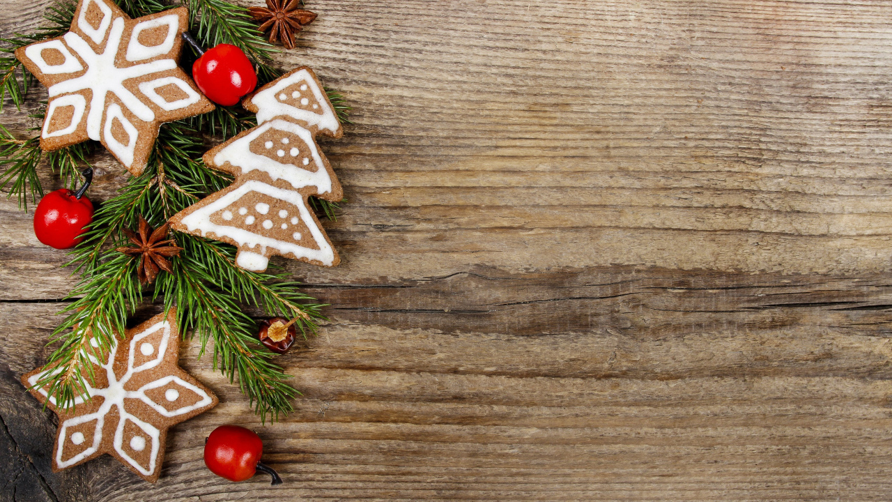 Рождественское печенье с еловой веткой на деревянном фоне 