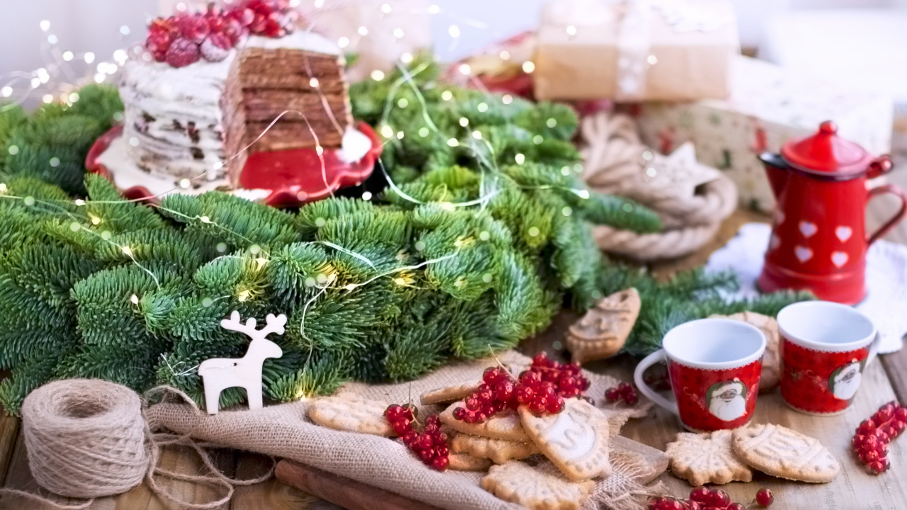 Рождественский венок с тортом на столе с печеньем 