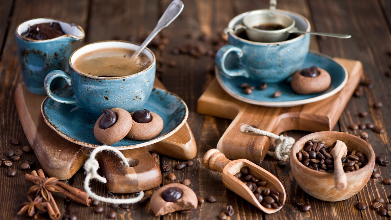 Кофе на столе с печеньем и кофейными зернами