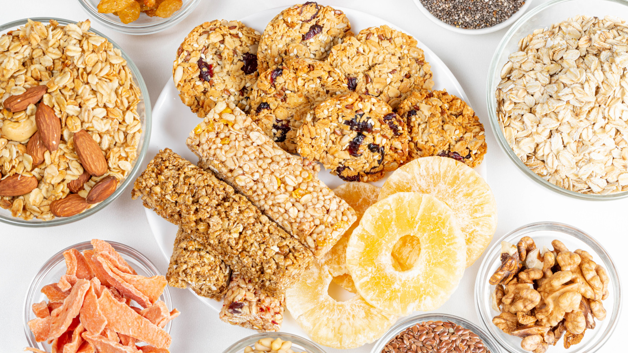 Печенье,  сухофрукты и злаки на столе 