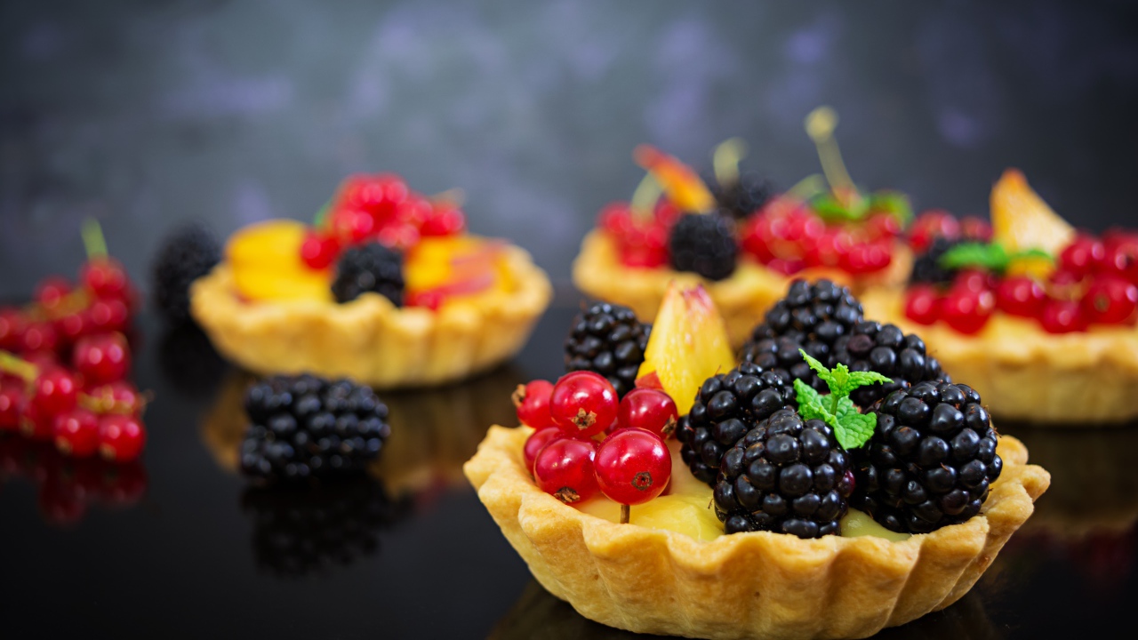 Печенье с кремом и свежими ягодами черники  и красной смородины