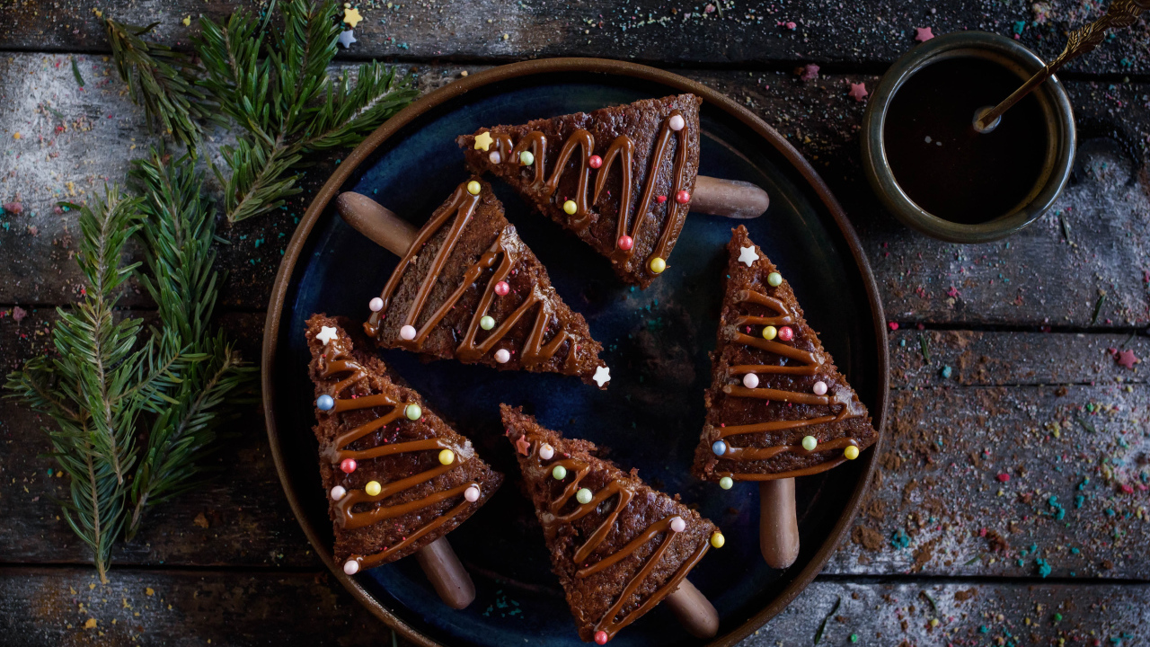 Вкусное шоколадное печенье с еловыми ветками и кофе на столе