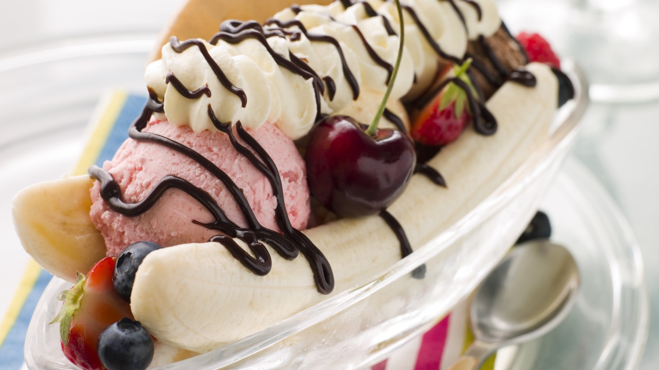 Шарики мороженого на тарелке с бананами и черешней 