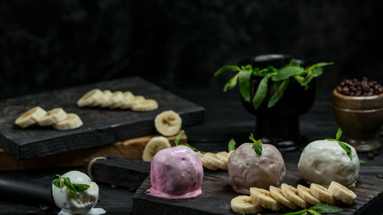 Шарики мороженого на столе с кусочками банана