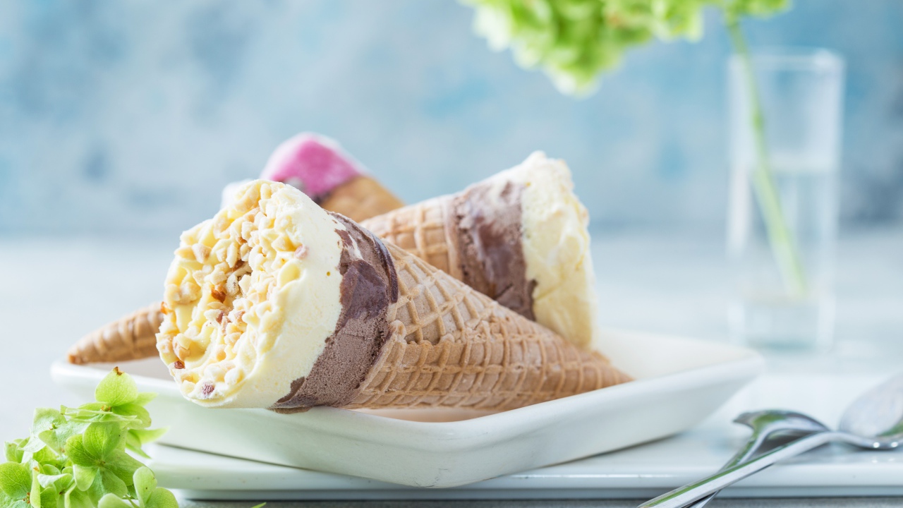 Мороженое рожок в вафельной трубочке на столе 