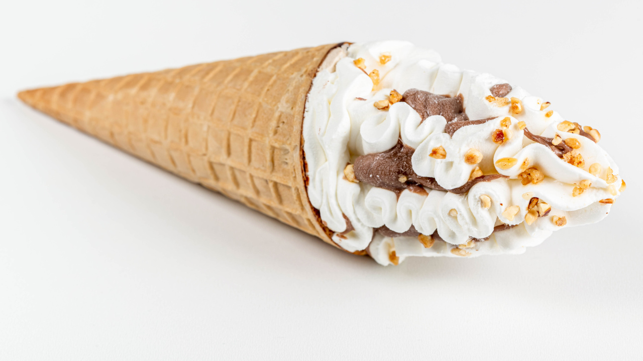 Мороженое рожок с орехами и шоколадом