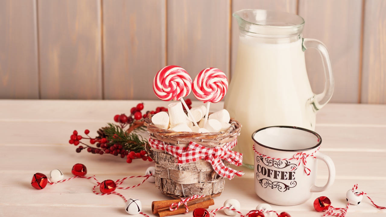 Маршмеллоу на столе с кофе и молоком