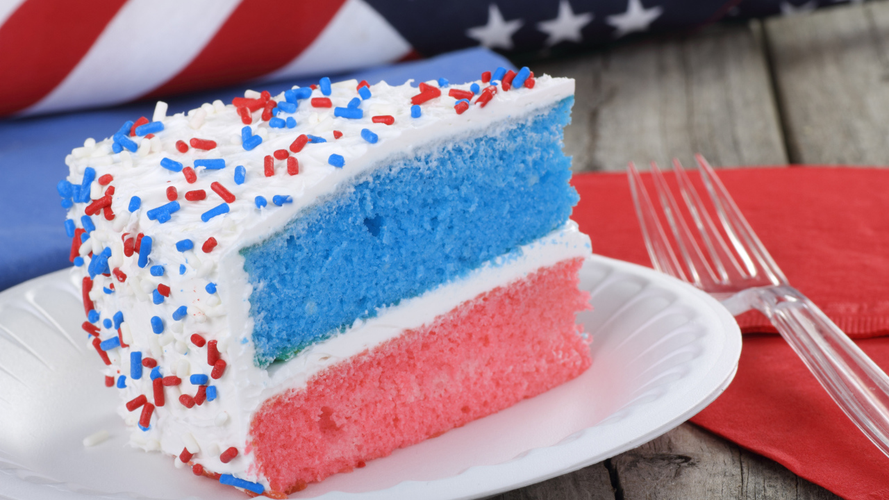 Разноцветный торт на тарелке с кремом