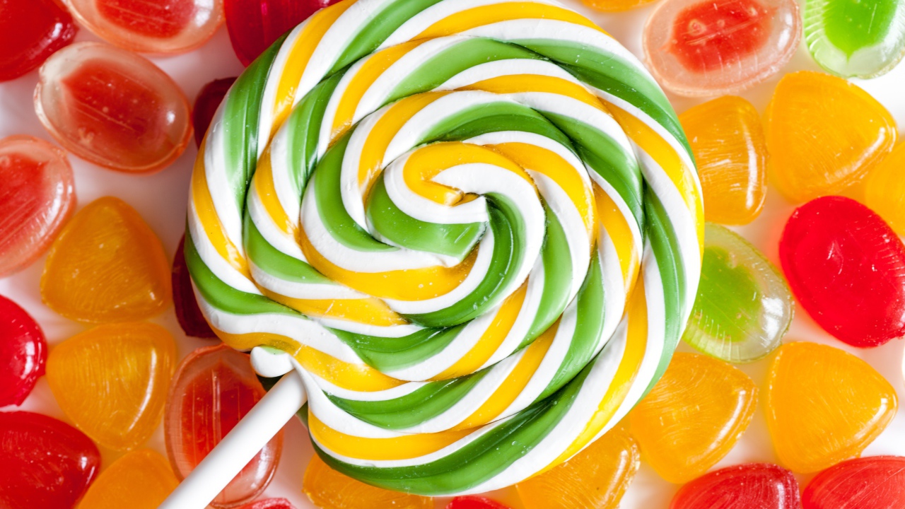 Разноцветный большой леденец на палочке крупным планом