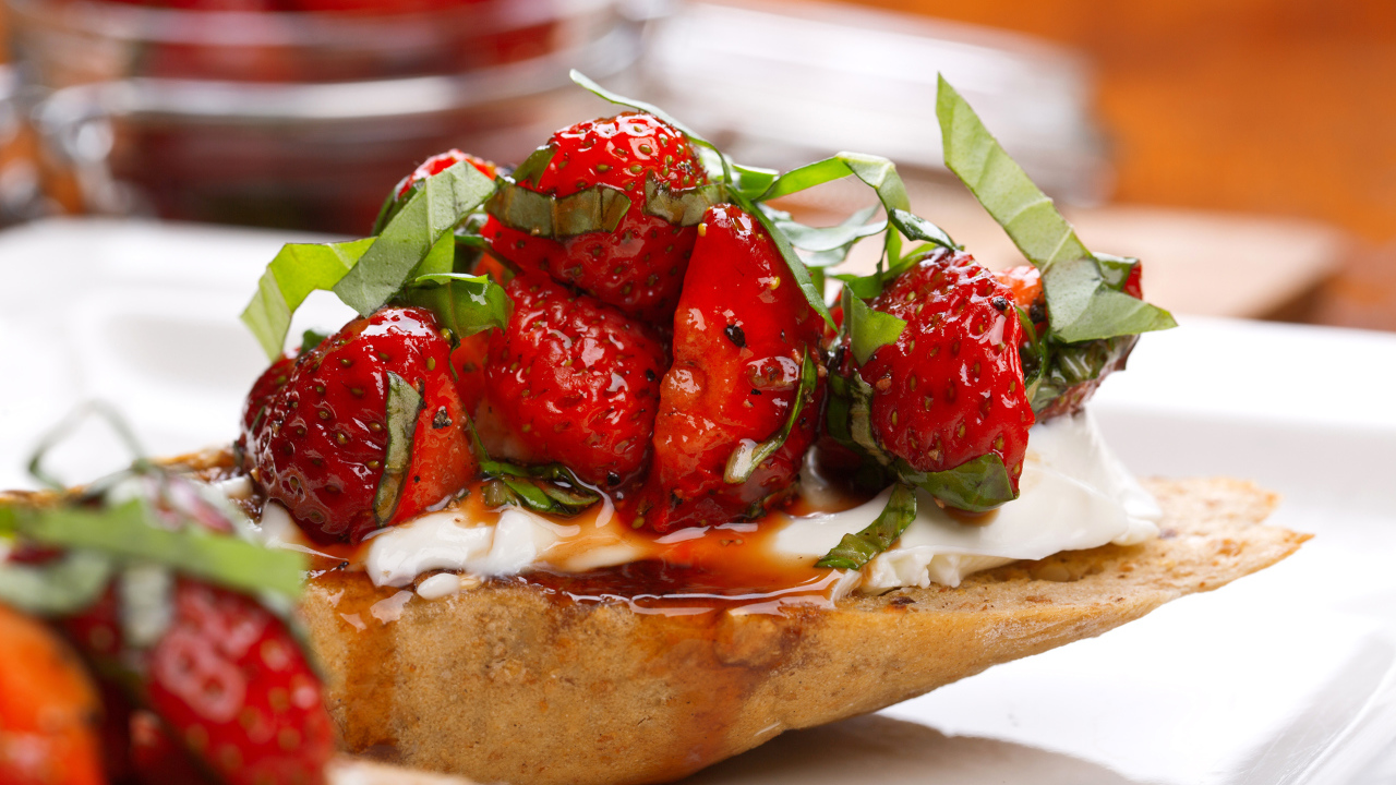 Кусок хлеба с джемом, сыром и клубникой