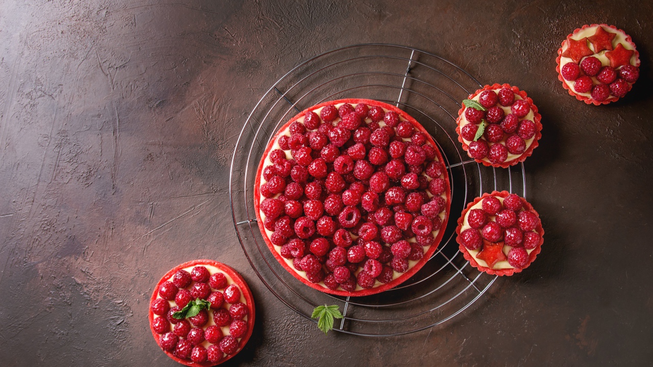 Пирог с малиной и кексы с малиной на столе 