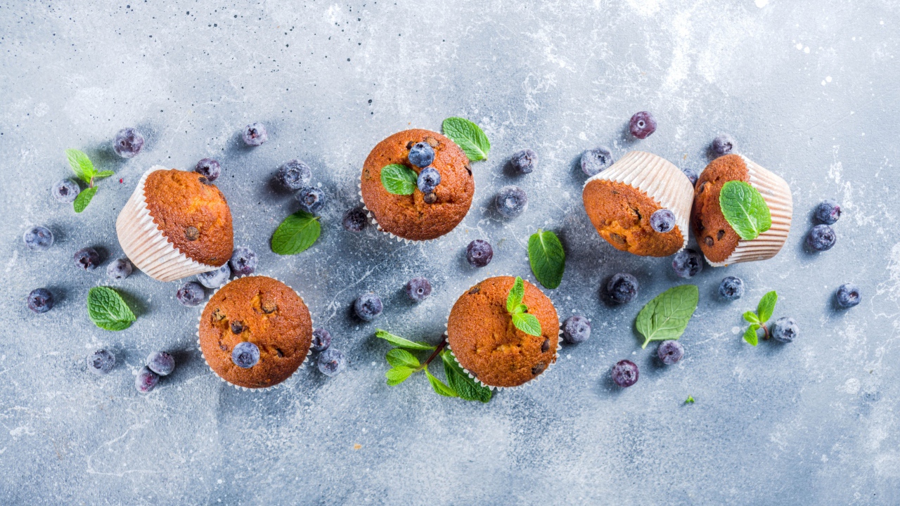 Румяные кексы на столе с ягодами черники