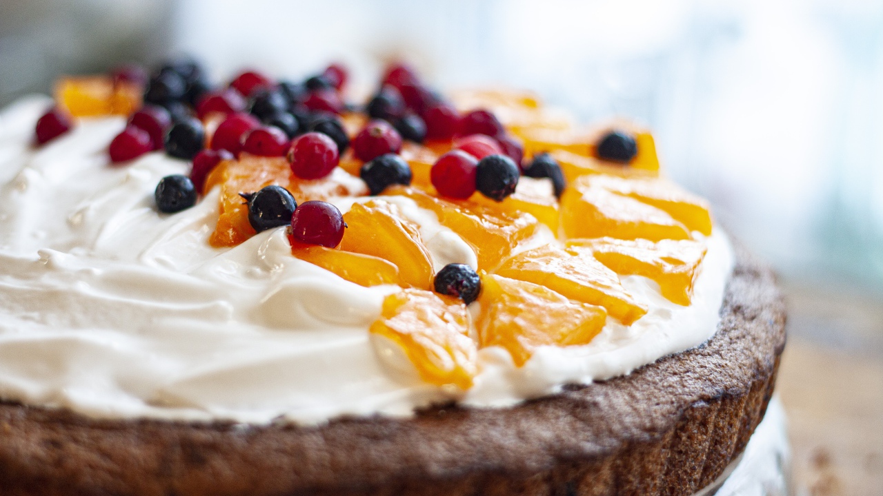 Сладкий пирог с кремом и ягодами 