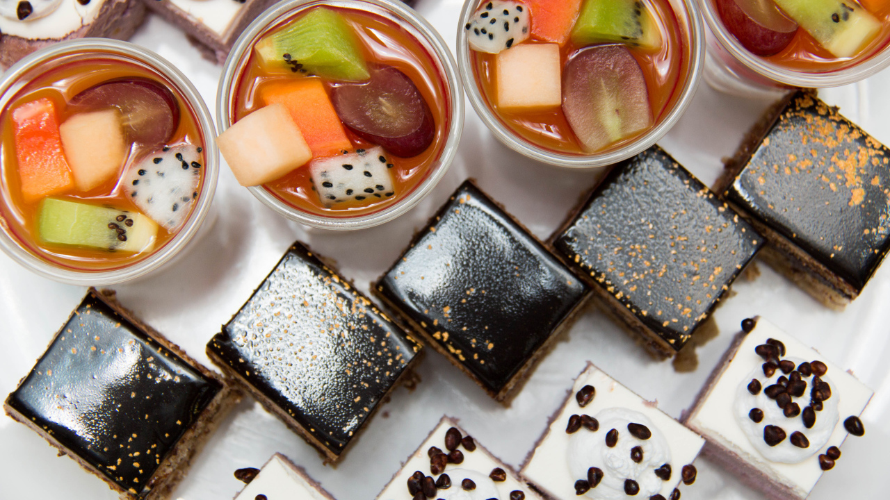 Вкусные пирожные на столе с соком 